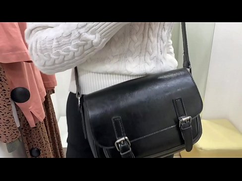 ❤️ Masturbazzjoni pubblika tal-kelba żagħżugħa FeralBerry b'dildo fil-kamra tal-armar ☑ Vidjow tas-sess f'mt.niceporn-tv.ru ❤